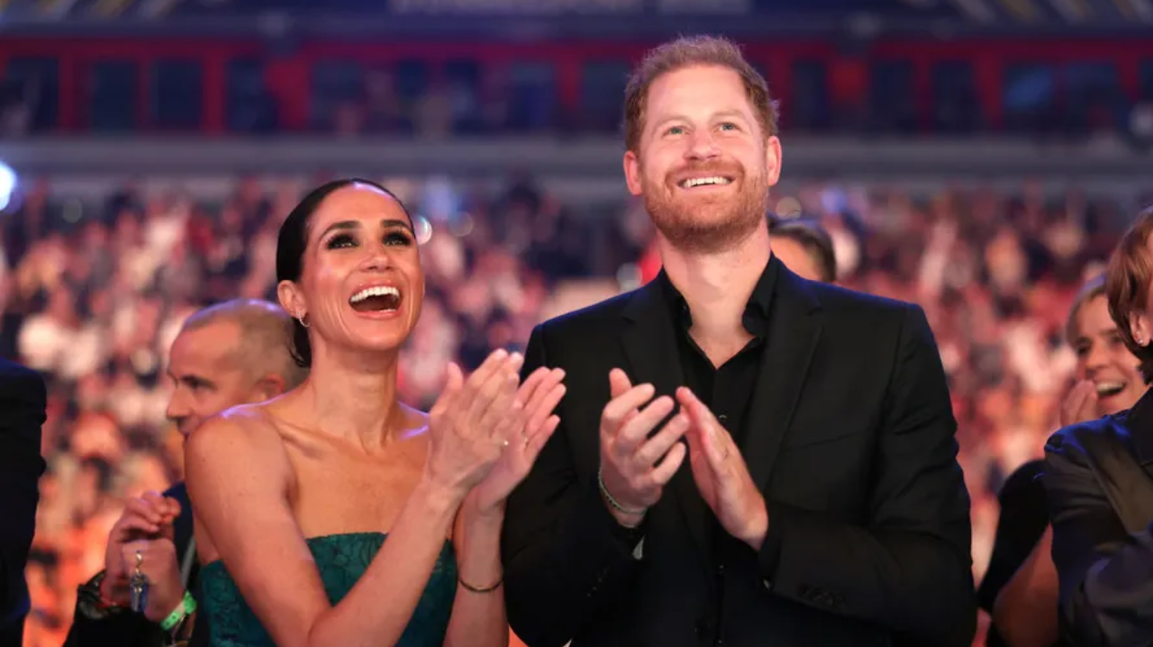 Meghan Markle e princípe Harry esbanjam animação na final de torneio esportivo na Alemanha