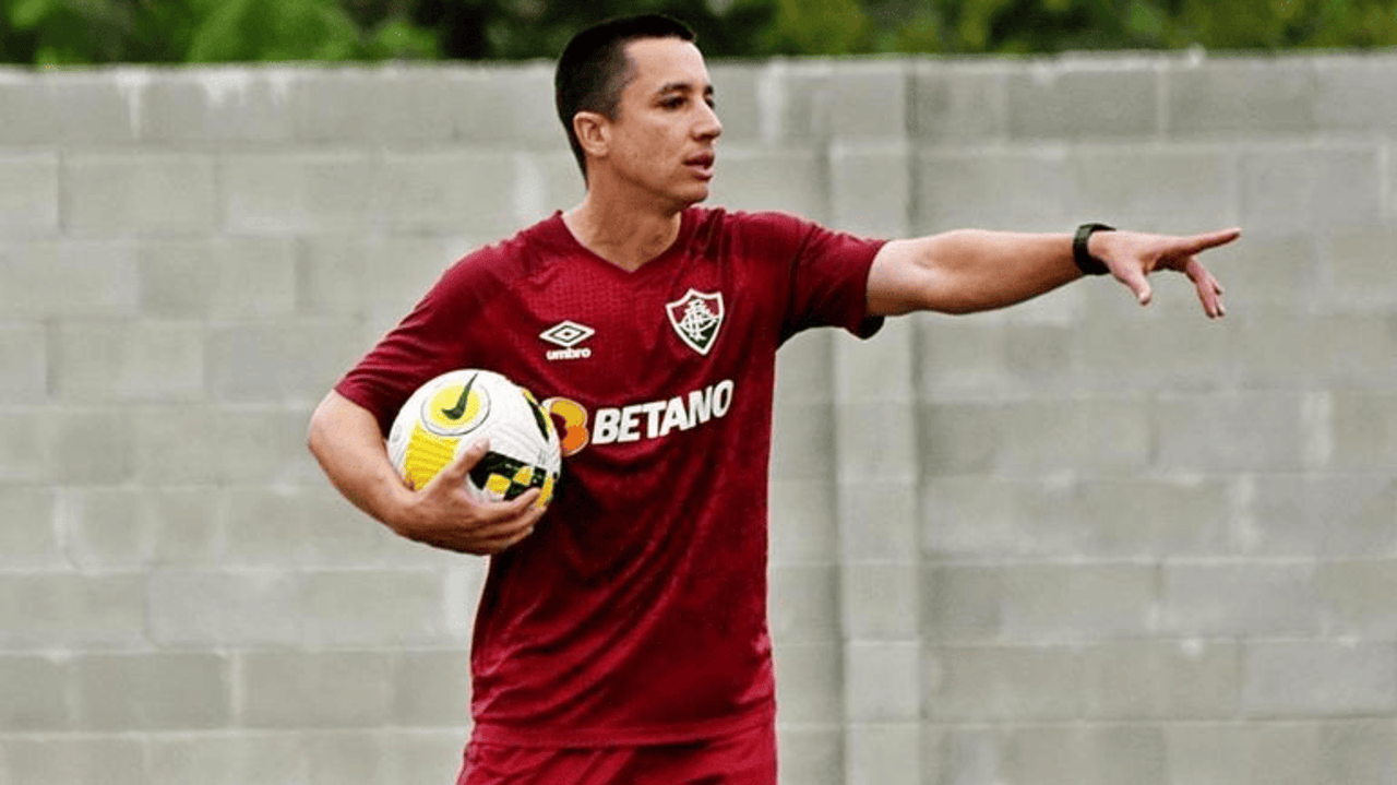 Eduardo Barros reclama do VAR, mas admite erros do Fluminense no clássico contra o Vasco