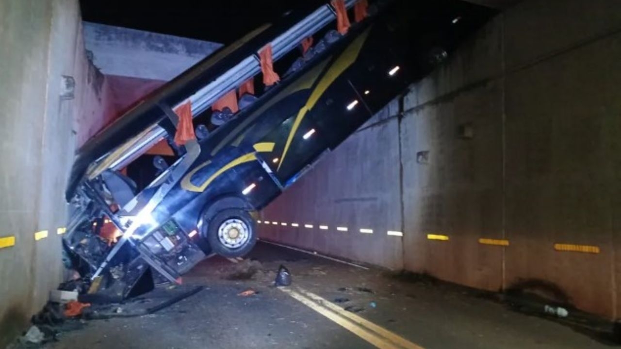 Ônibus cai em vão de viaduto, em Campinas, e deixa 30 feridos