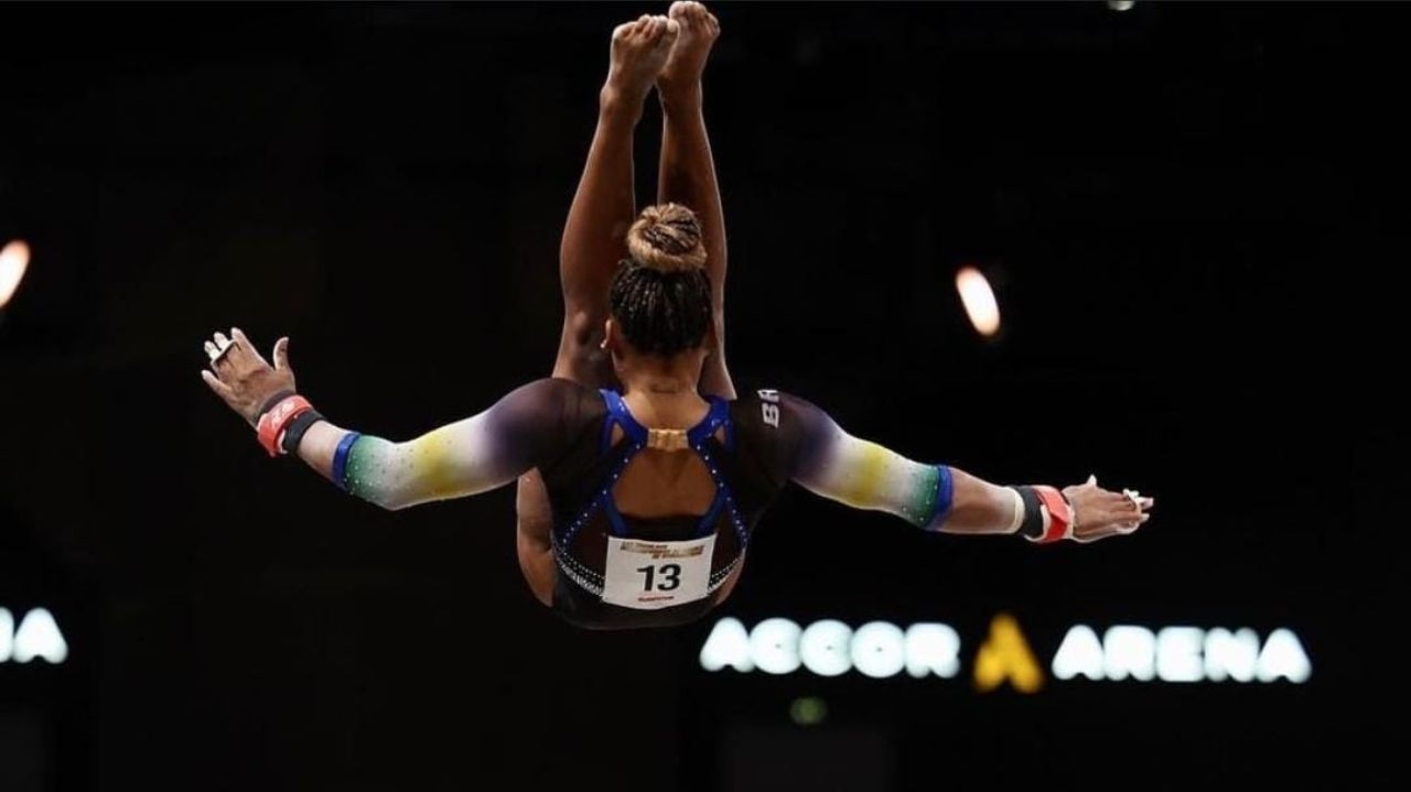 Rebeca Andrade conquista a prata nas barras assimétricas