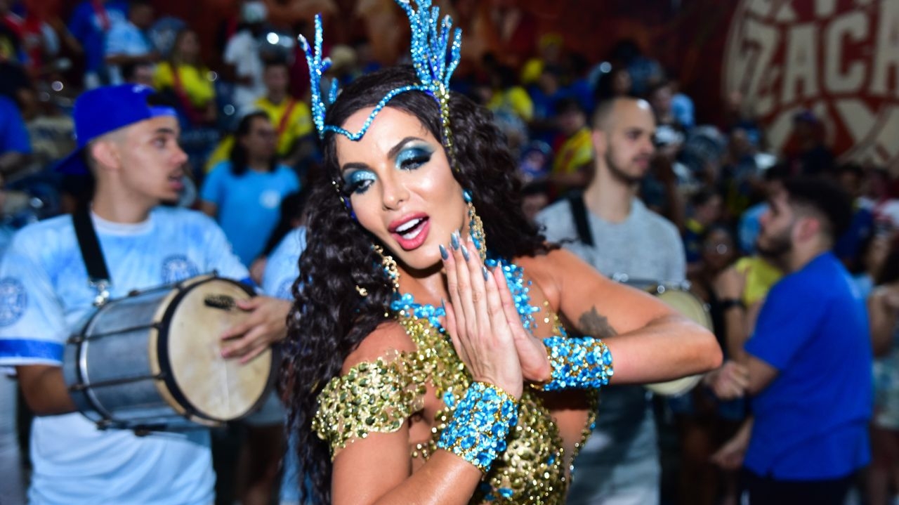 Carla Prata usa look deslumbrante durante ensaio de escola de samba