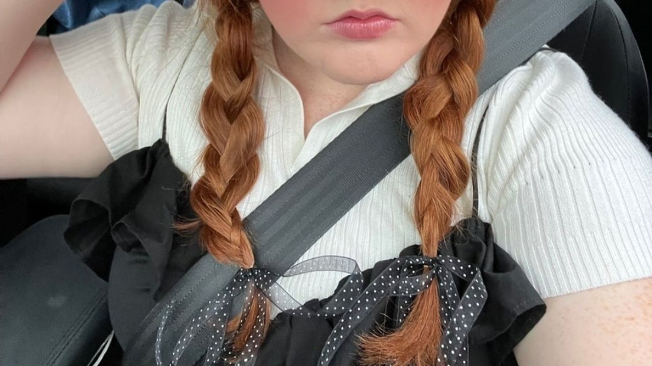 Balletcore retorna: veja penteados para se inspirar na tendência de colocar uma fita de cetim no cabelo