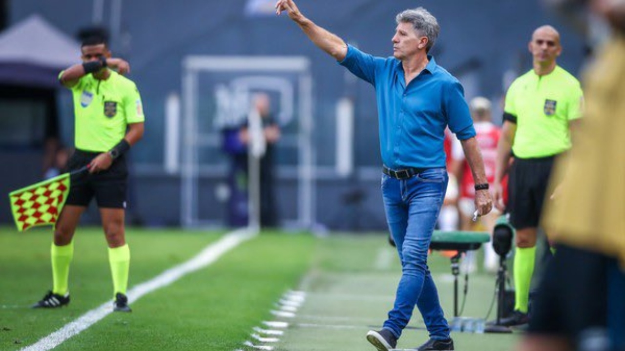 Pênalti não marcado no fim do jogo contra Corinthians irrita jogadores e diretoria gremista