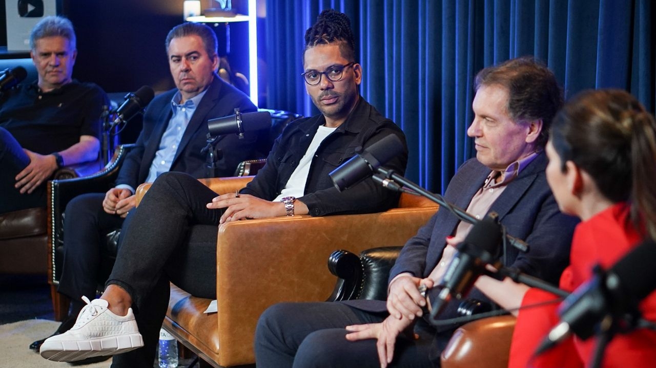 Joel Jota recebe sharks para coquetel de sua estreia no Shark Tank Brasil