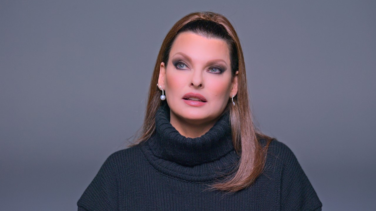 Linda Evangelista relata trauma de posar nua aos 16 anos
