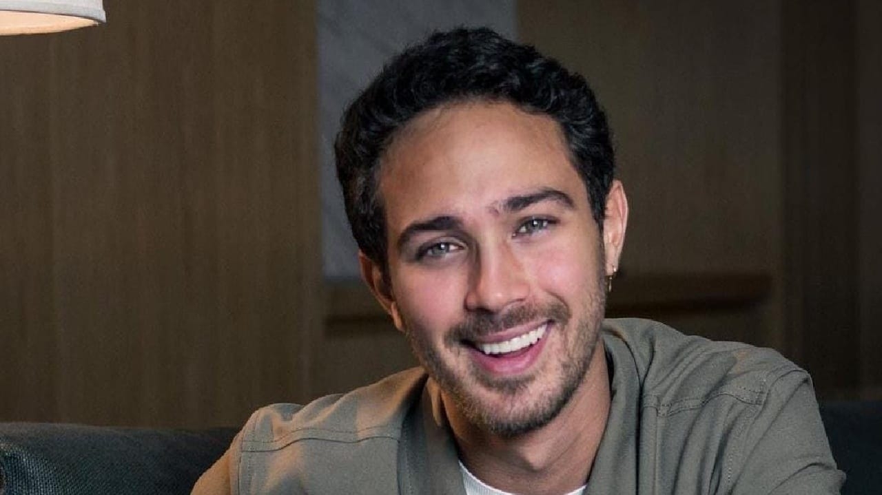 Em polêmica com a sogra, noivo de Larissa Manoela é fotografado ao chegar na delegacia