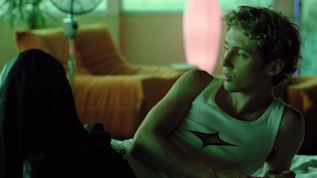 Troye Sivan mistura ritmos e escala prédios no clipe de “Got Me Started”