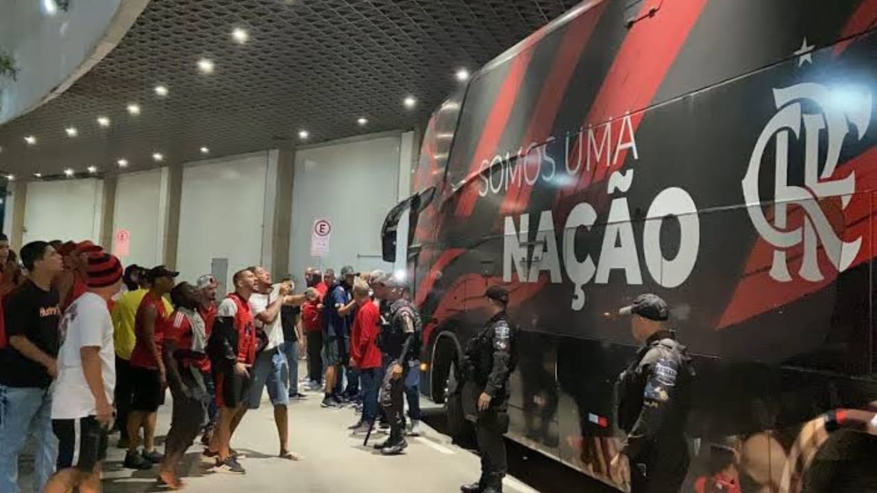 Com segurança reforçada, Flamengo chega ao Rio sem protestos
