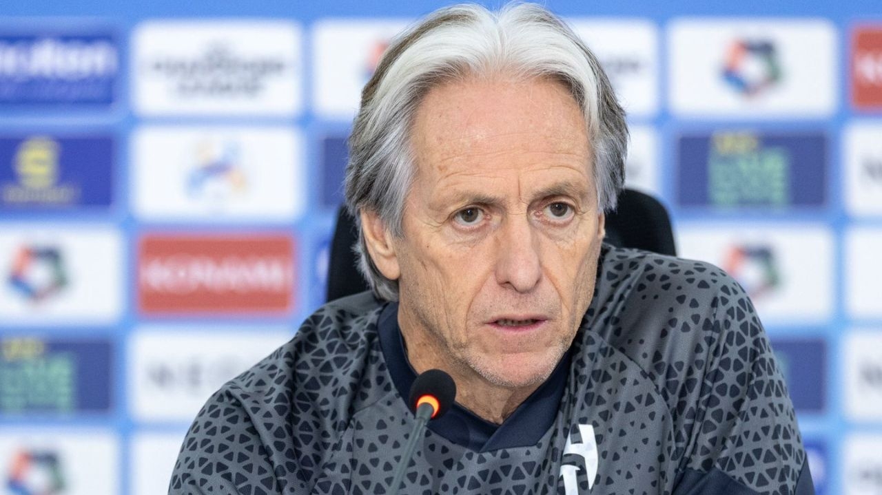 A torcida do Al-Hilal demonstra insatisfação com Jorge Jesus e intensifica a pressão por sua demissão