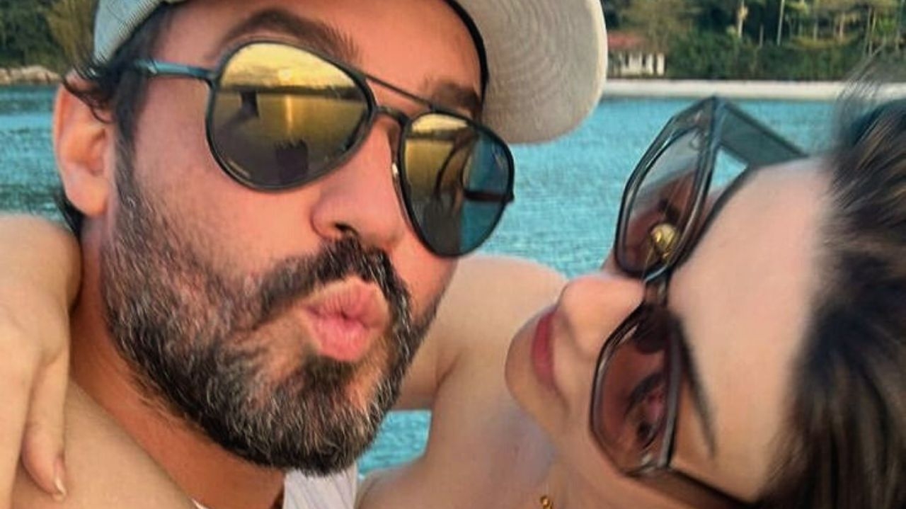 Fernando Zor aparece em clima de romance com nova affair em passeio de barco