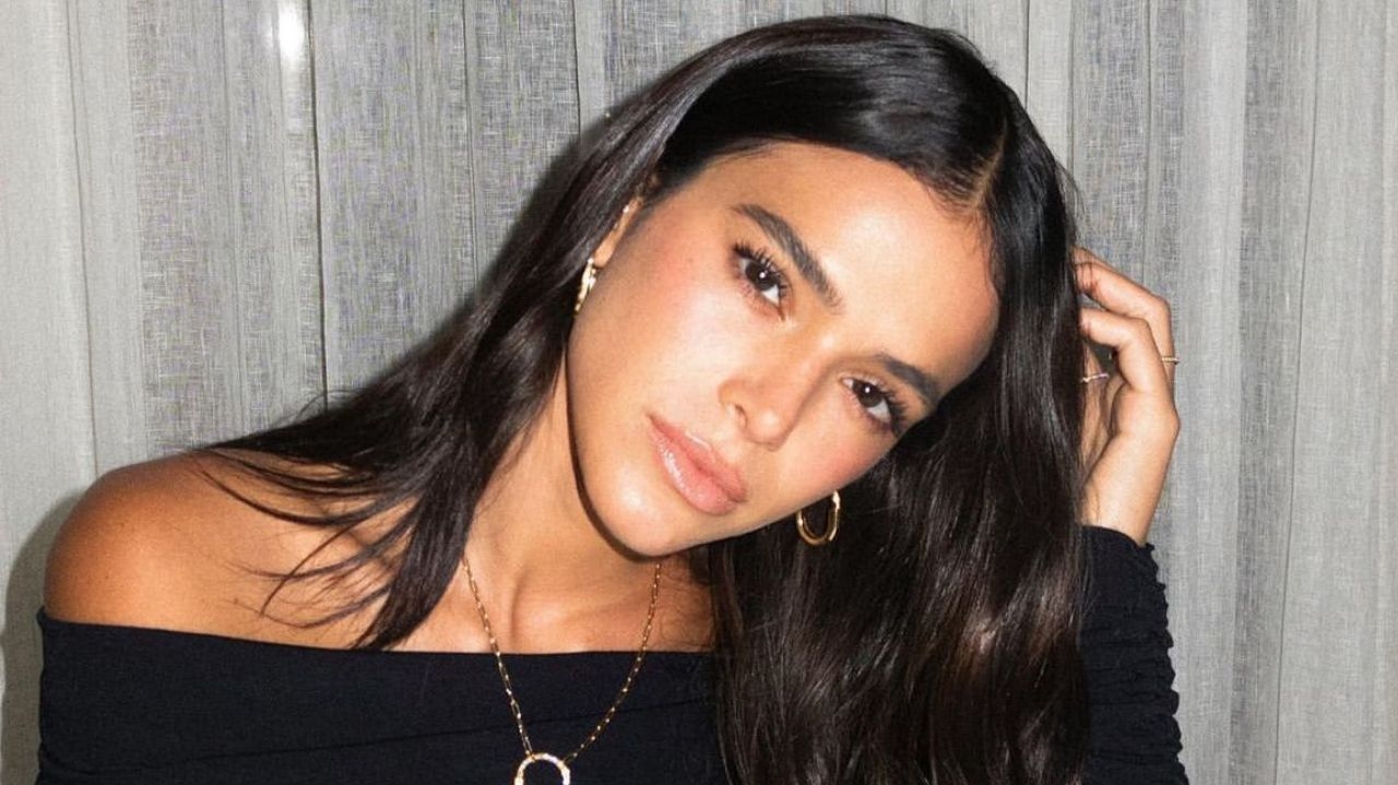 Bruna Marquezine é reconhecida por paparazzi no aeroporto de Milão