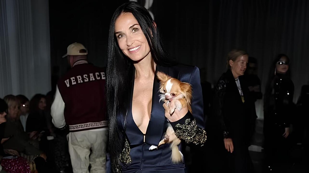 Demi Moore e seu pet marcam presença no desfile da Versace, em Milão