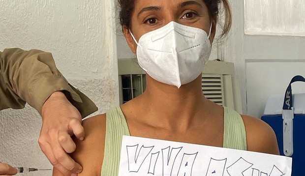 Famosos se vacinam contra a Covid-19