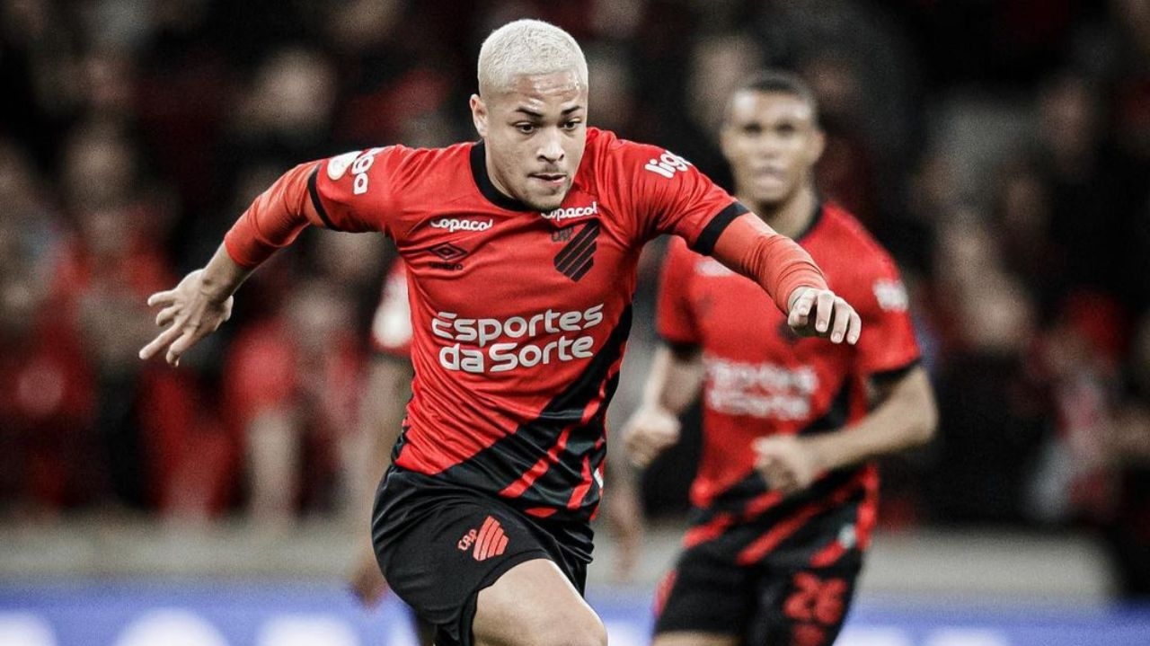 Vitor Roque sofre lesão no tornozelo e pode ficar afastado por três meses