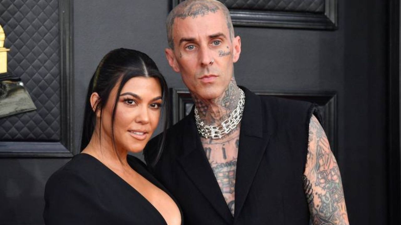 Travis Barker, marido de Kourtney Kardashian, testa positivo para Covid-19
