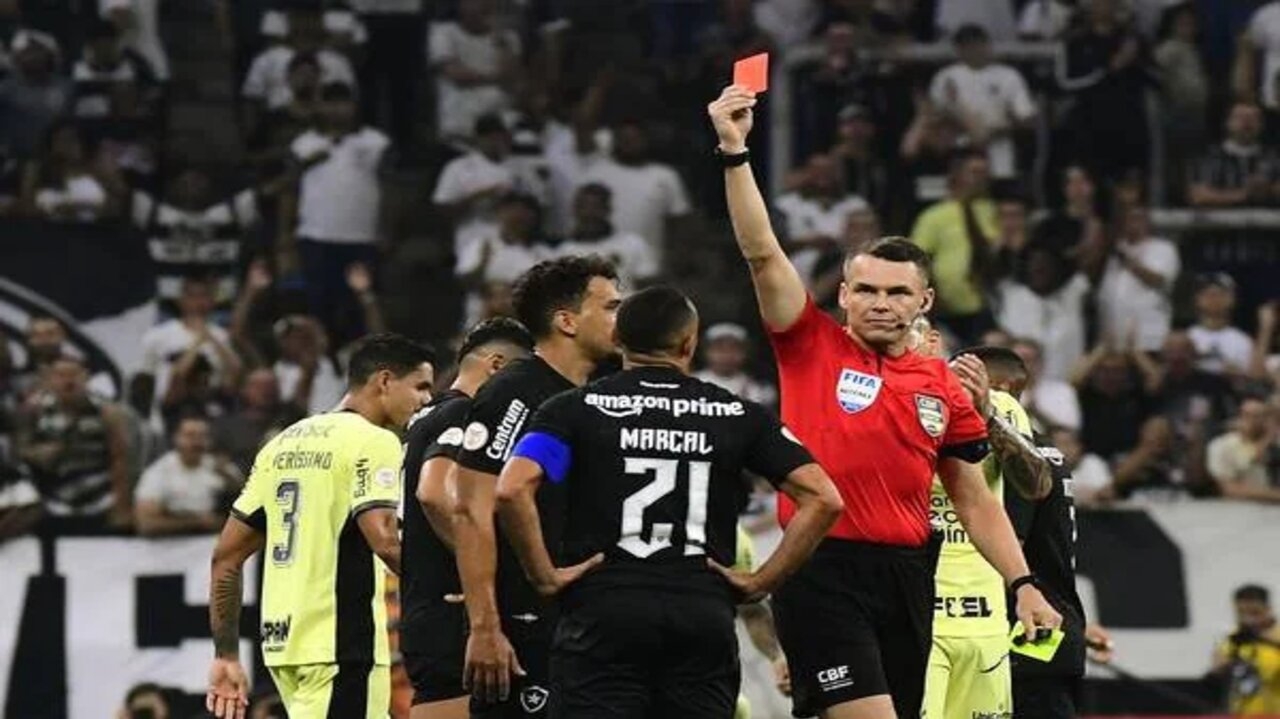 Marçal critica arbitragem após expulsão na derrota para o Corinthians