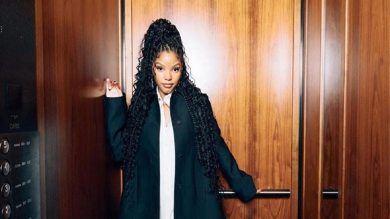 Halle Bailey exibe roupas largas em evento de moda e aumenta suspeita de gravidez
