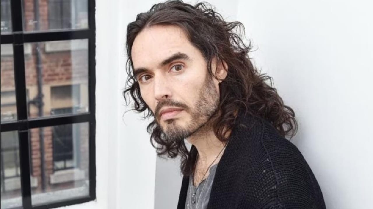 Russell Brand rebate acusações de violência sexual e diz ser censurado pela mídia