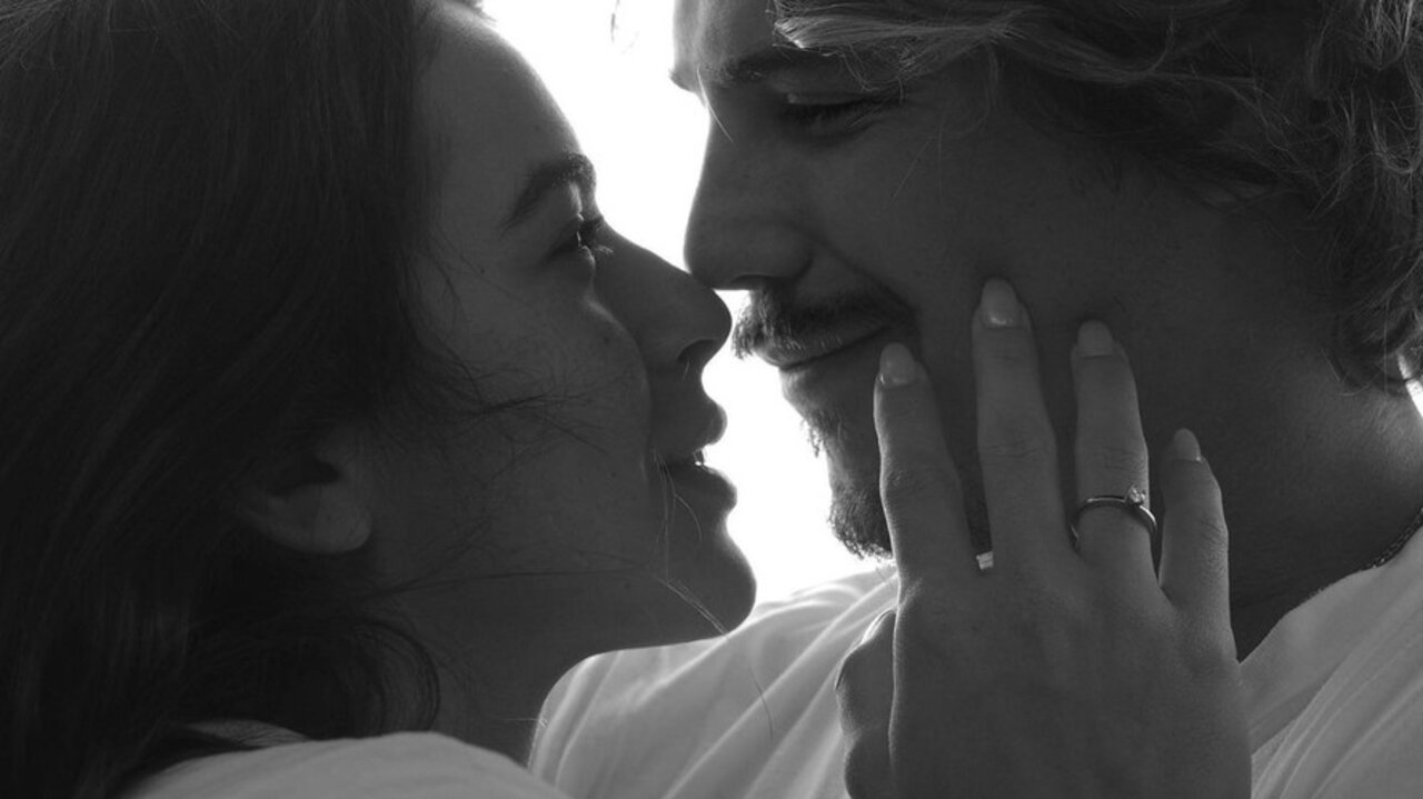 Mari Saad e Rômulo Neto anunciam noivado durante viagem na Bahia