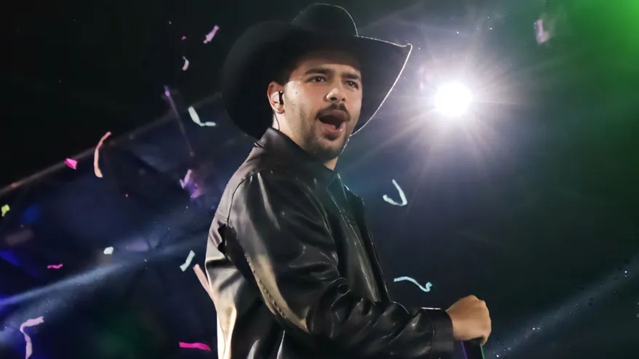 Pedro Sampaio chega acompanhado do namorado em show no Rodeio de Jaguariúna