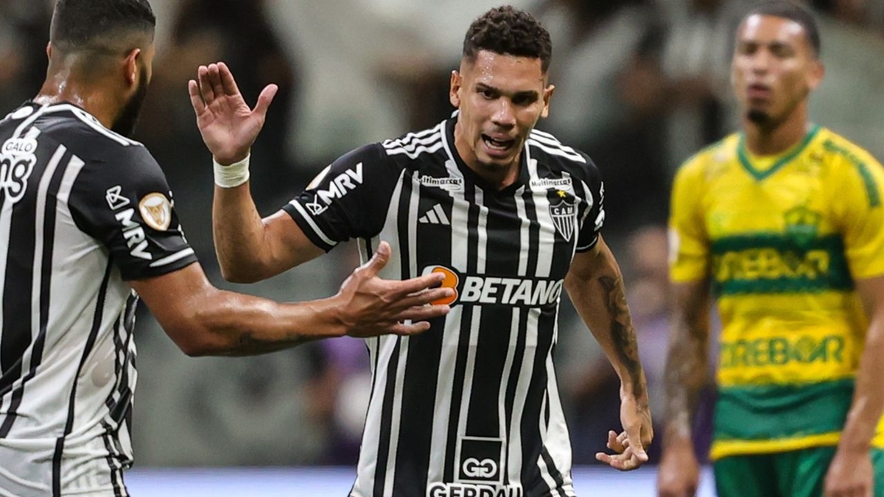 Paulinho, atacante do Atlético Mineiro, avança na disputa pela artilharia do Brasileirão
