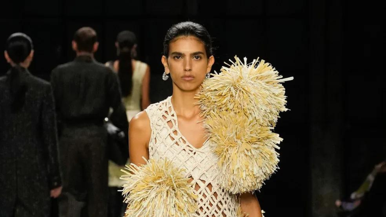 Desfile da nova coleção Bottega Veneta verão 2024 dita moda em Milão