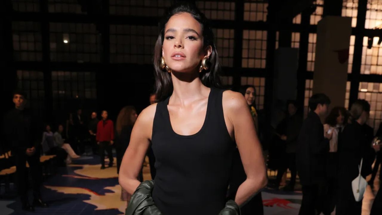 Bruna Marquezine marca presença no desfile da Bottega Veneta na Semana de Moda de Milão