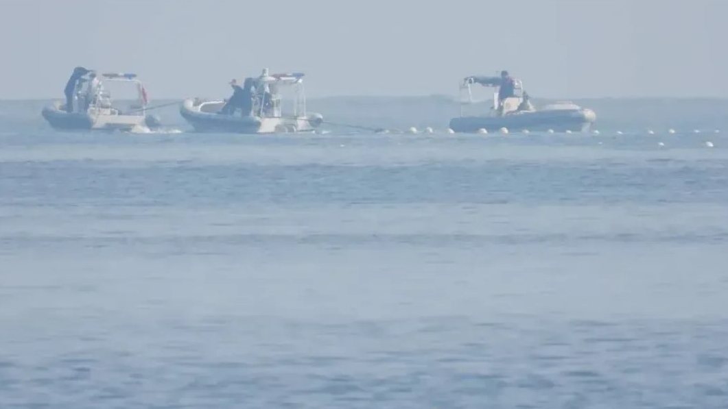 China é acusada pelas Filipinas de instalar barreira flutuante em área de disputa