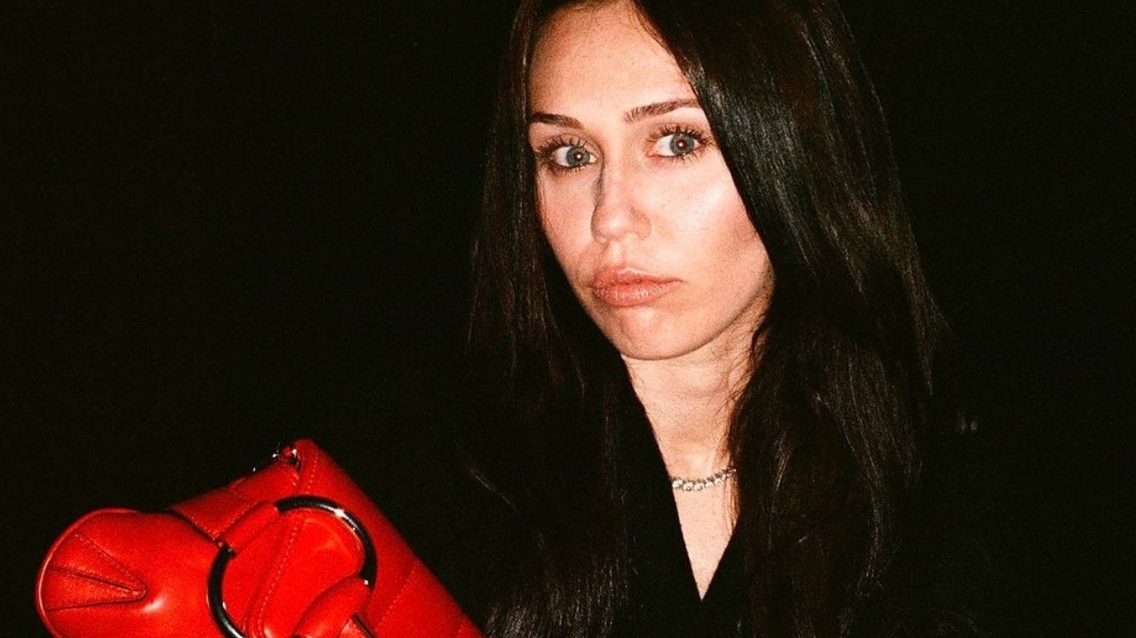 Miley Cyrus surpreende fãs ao surgir morena nas redes sociais