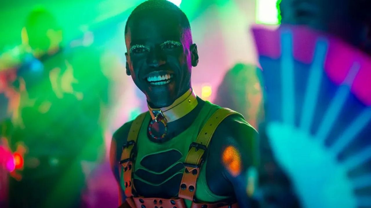 Eric, personagem de “Sex Education”, usa a moda para expressar sua verdadeira essência nesta nova temporada