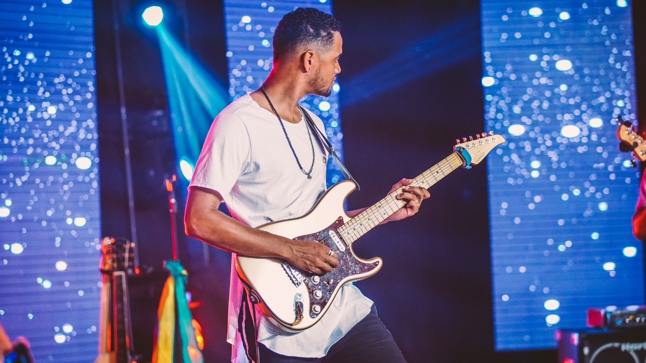 Edizio Santana: Conheça o talentoso guitarrista que é referência tocando Groove e Jazz Fusion