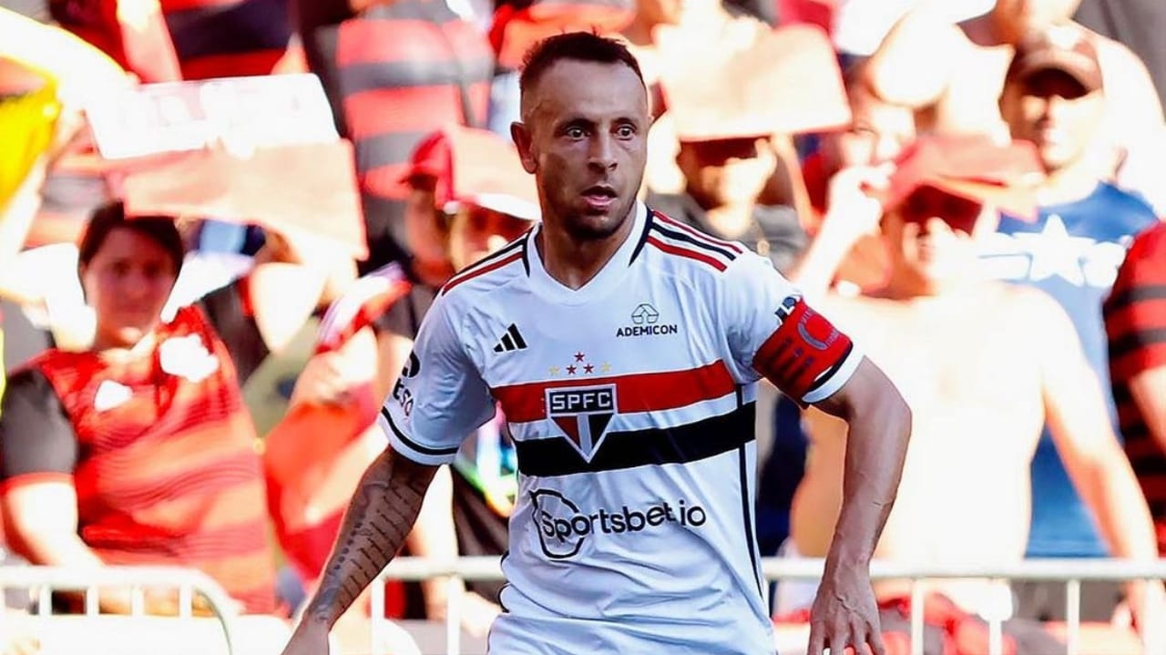 Rafinha tatua a taça da Copa do Brasil após conquista do título