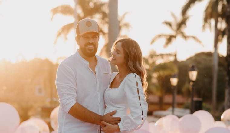 Biah Rodrigues e Sorocaba fazem chá revelação e descobrem que estão esperando uma menina