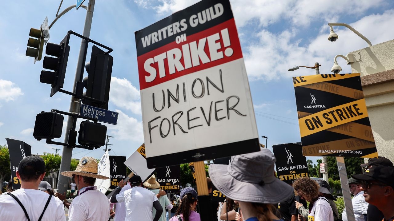 Sindicato dos Roteiristas de Hollywood anuncia acordo com estúdios para suspensão da greve