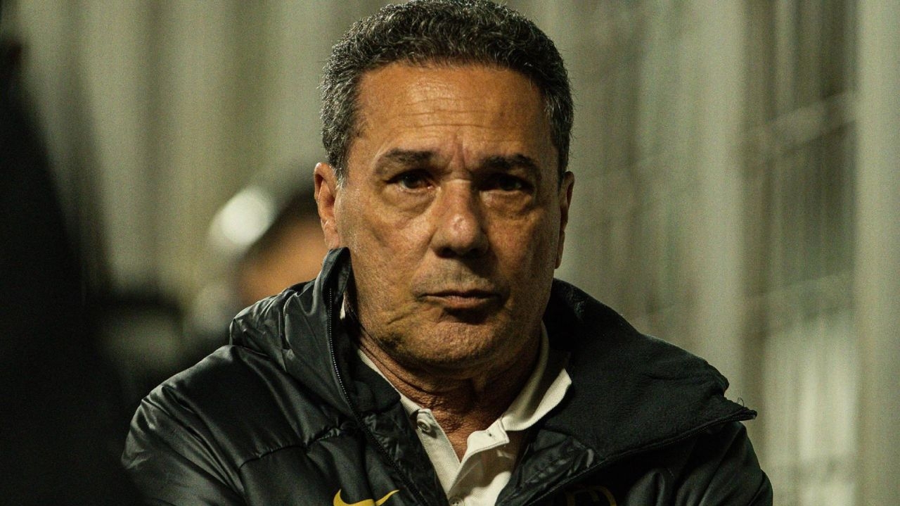 Corinthians anuncia a demissão de Vanderlei Luxemburgo e comissão técnica