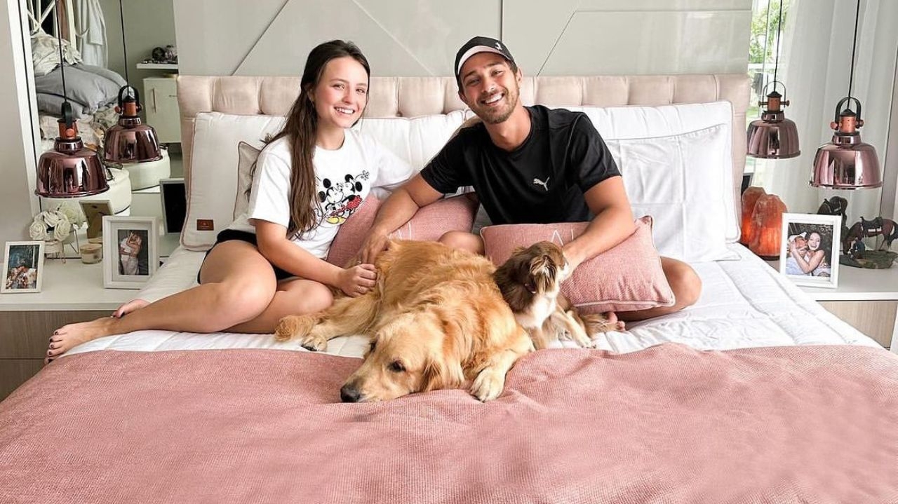 Larissa Manoela e André Luiz Frambach mostram detalhadamente novo quarto em mansão