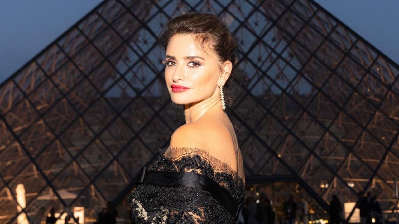 Penélope Cruz prestigia evento da Lancôme no Louvre