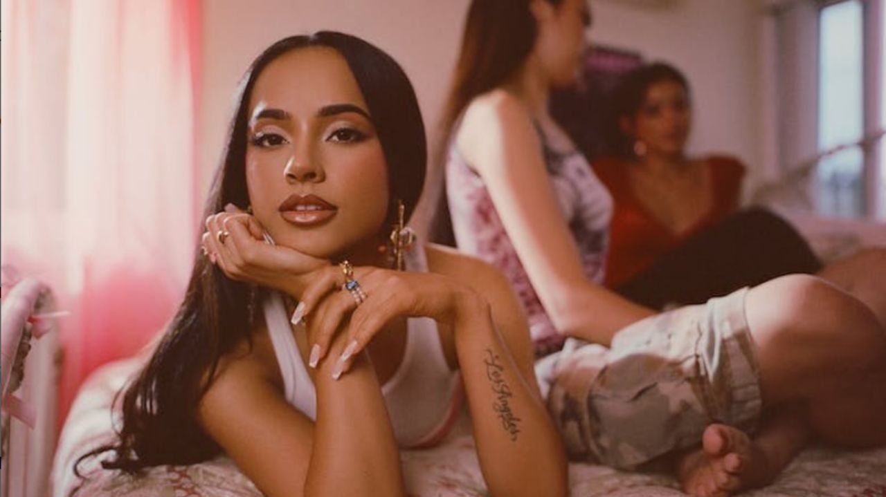 Becky G lança seu novo álbum de estúdio, intitulado “Esquinas”