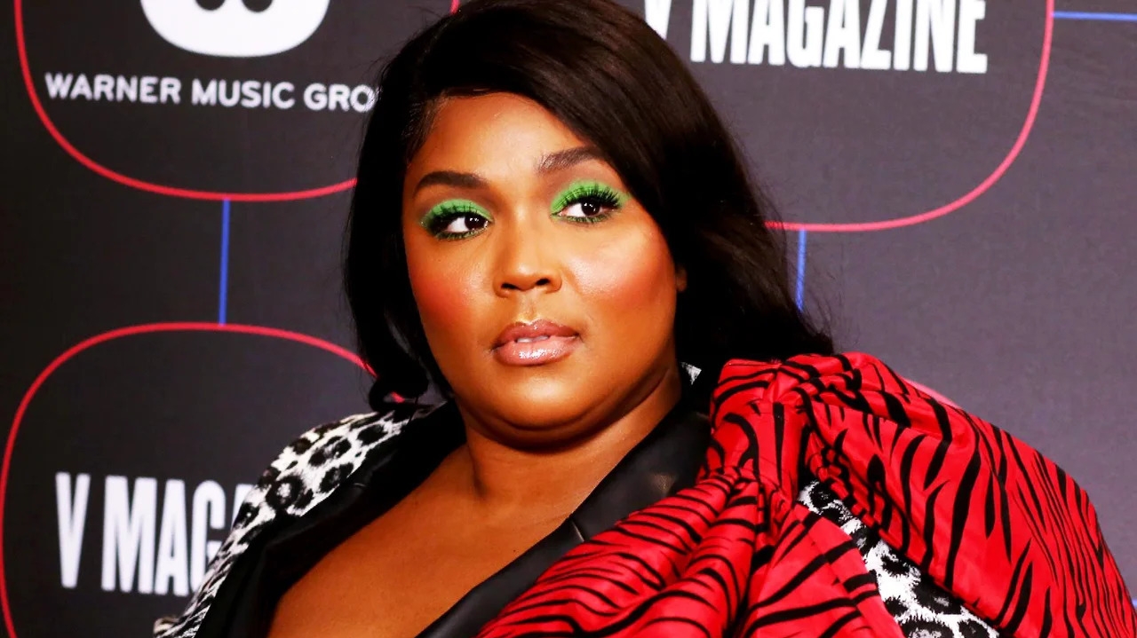 Lizzo solicita ao tribunal o arquivamento das acusações de assédio feitas por suas ex-dançarinas