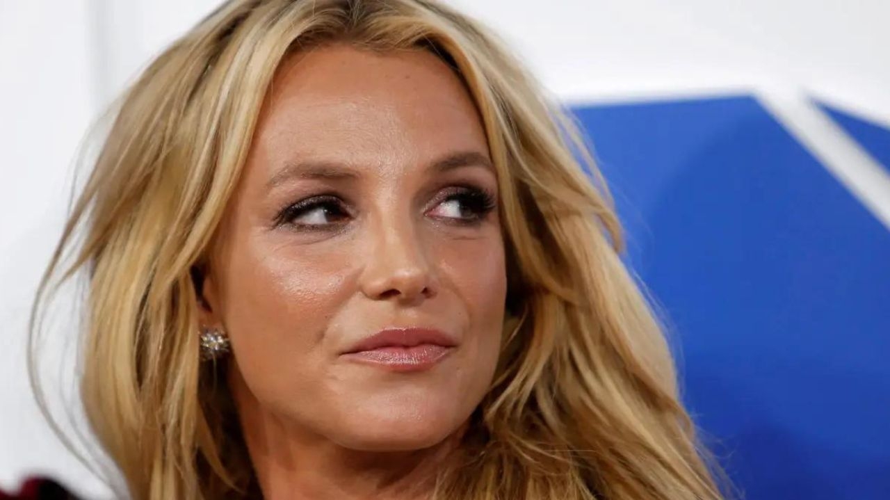 Polícia vai até a casa de Britney Spears após vídeo dançando com facas