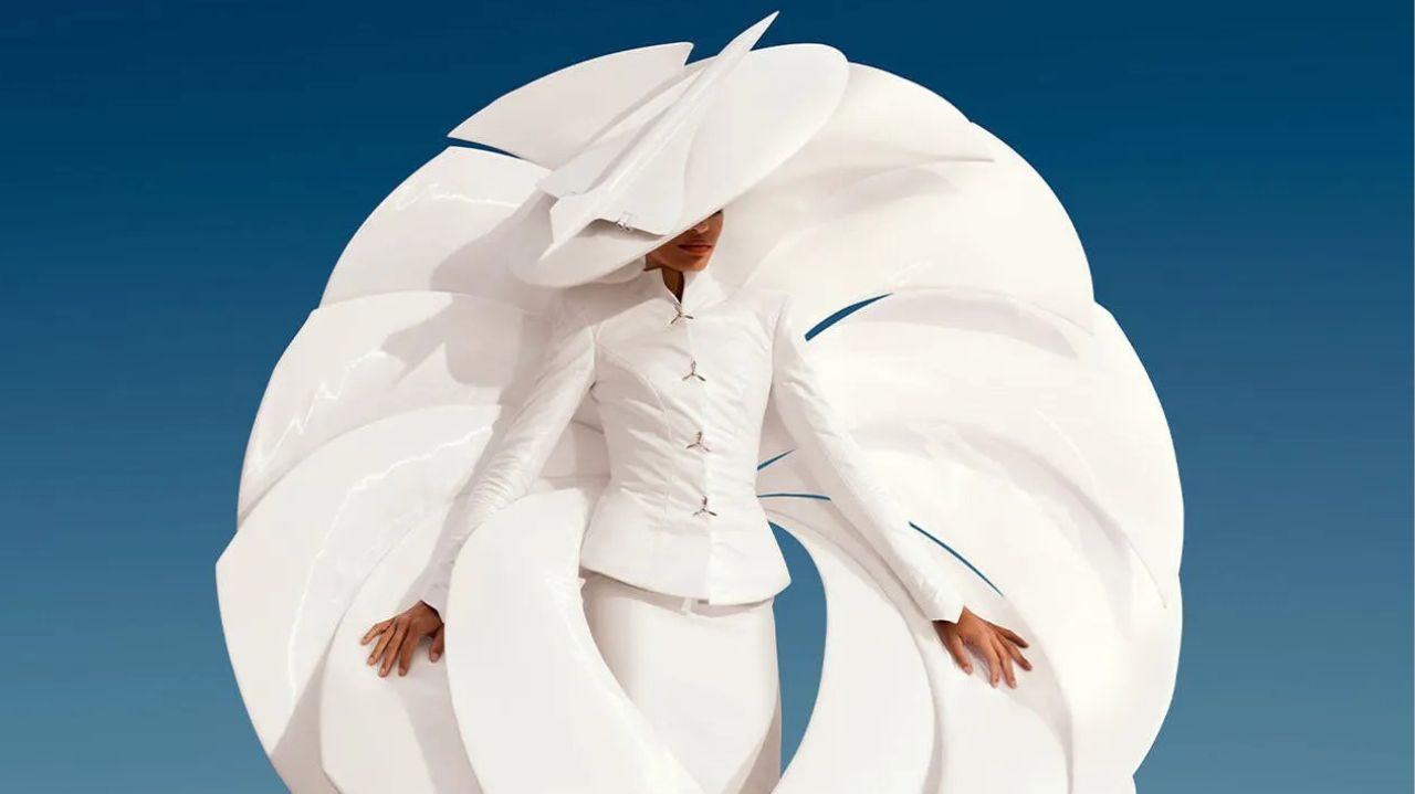 Air France celebra 90 anos com exposição de uniformes de grife e itens antológicos