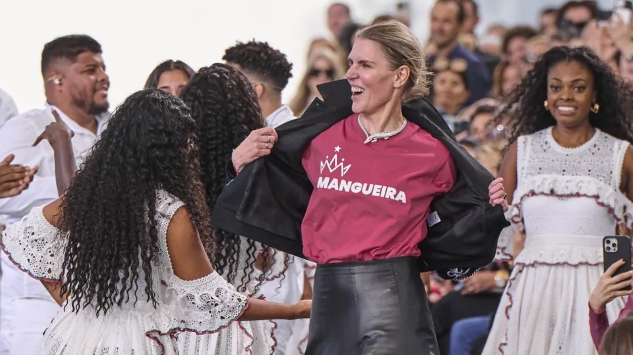 Desfile da grife Chloé conta com apresentação de escola de samba brasileira