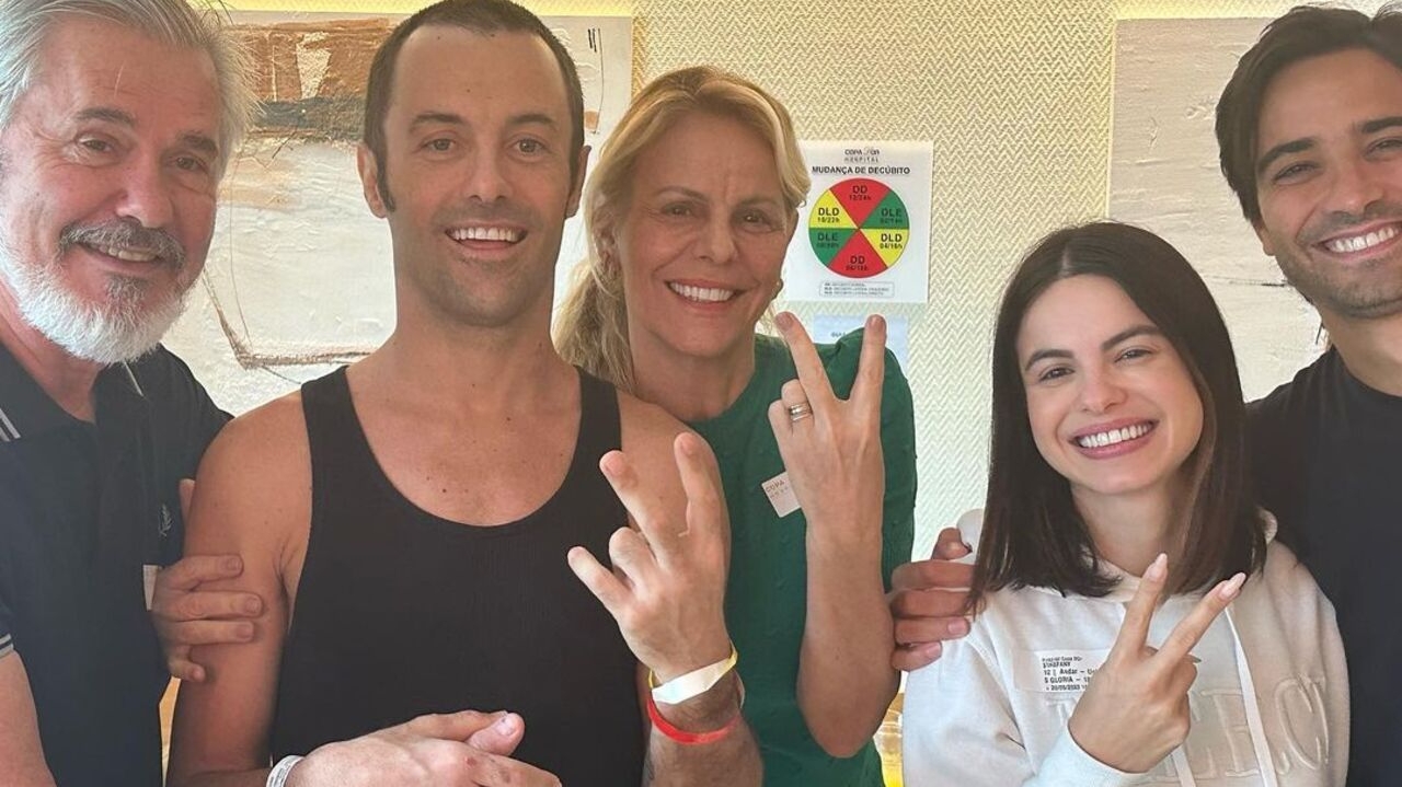 Mãe de Kayky Brito comemora alta do filho com fotos em família