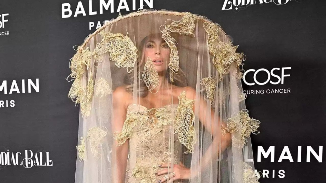 Kate Beckinsale aposta em produção rica em detalhes para o “Zodiac Ball”