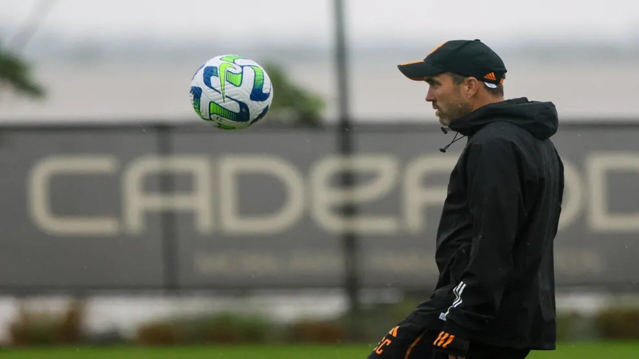 Eduardo Coudet enfrentará o Atlético Mineiro, mas com foco na Libertadores