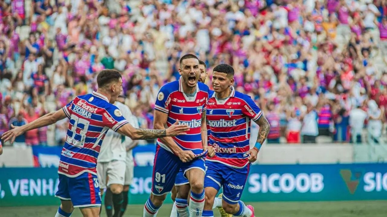 O Grêmio busca empate com Suárez em jogo contra o Fortaleza no Castelão