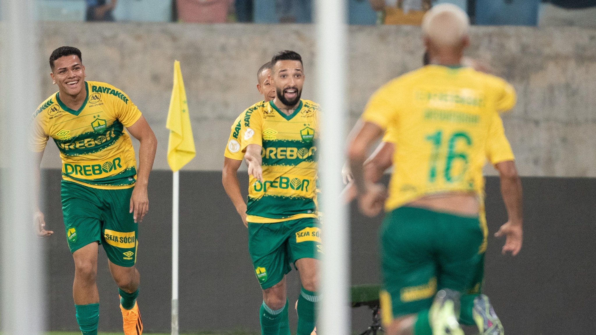 Cuiabá goleia o Fluminense e encerra sequência ruim no Brasileirão