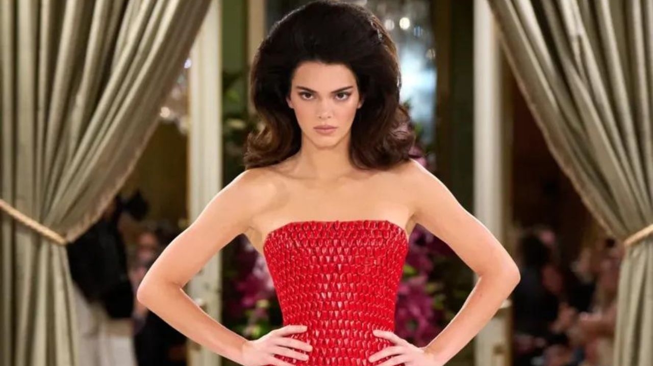 Kendall Jenner usa vestido feito de 3650 unhas na passarela da Schiaparelli