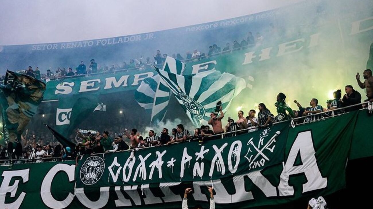 Torcedores do Coritiba imitam macaco em clássico contra o Athletico Paranaense; polícia vai investigar