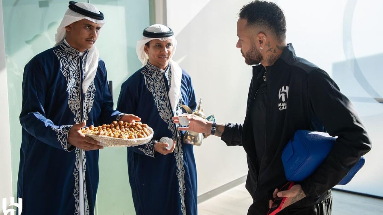 Neymar é aclamado por multidão no Irã, enquanto Al-Hilal se prepara para confronto na Champions da Ásia